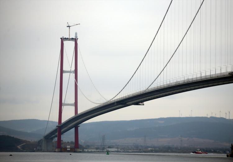 <p>Gidiş ve geliş yolu 3'er şeritli olan köprü 45,06 metre genişlikte. 'Asrın projesi' olarak gösterilen 1915 Çanakkale Köprüsü ve Otoyolu projesinde 1 asma köprü, 2 yaklaşım viyadüğü, 4 betonarme viyadük, 6 alt geçit köprüsü, 38 üst geçit köprüsü, 5 köprü, 43 alt geçit, 115 çeşitli boyutlarda menfez, 12 kavşak (devlet yolu üzerindeki kavşaklar dahil), 4 otoyol hizmet tesisi, 2 bakım işletme merkezi, 6 ücret toplama istasyonu inşa edildi. </p>