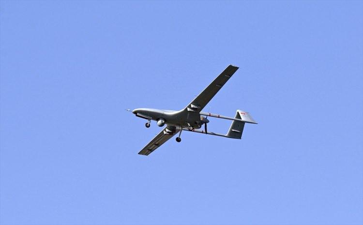 <p>OGM'nin belirlediği merkezlerde konuşlanan Bayraktar TB2 İHA'lar, Baykar'ın uzman ekibinin koordinasyonunda görev yapıyor. Baykar'ın geliştirdiği yazılım ve kurduğu teknolojik altyapı ile görev yapan Bayraktar TB2'ler, tek seferde 400 kilometrekarelik alanı termal kamera vasıtasıyla tarayabiliyor ve 185 kilometre kadar uzaklıktaki yangınları başlangıç aşamasında tespit edebiliyor. Bayraktar TB2 İHA'lar, 2021 yılında 267 orman yangının tespiti ve söndürülmesinde aktif olarak rol aldı. Milli İHA'lar bu yıl 21 Ağustos 2022 tarihine kadar OGM verilerine göre 244 orman yangınının ilk anda tespiti ve söndürme faaliyetlinde görev yaptı.</p>
