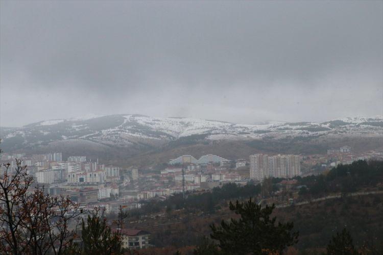 <p>Meteorolojinin 25 il için yaptığı sarı kodlu uyarının ardından Türkiye kış mevsiminin etkisi altına girdi. </p>
