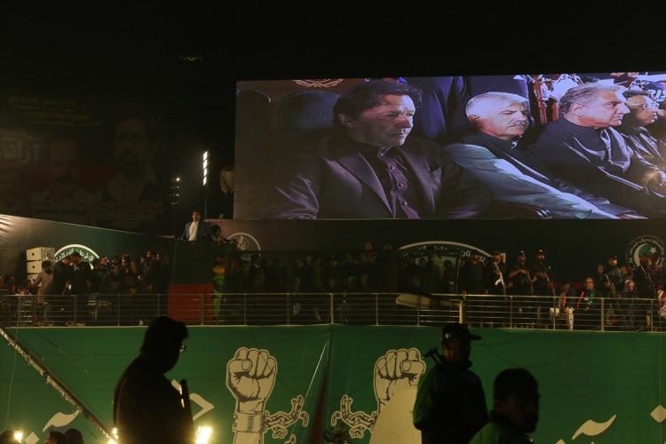 <p>- HAN, SALDIRIYA UĞRAMIŞTI</p>
<p>Han, koalisyon hükümeti erken seçim ilan etmediği gerekçesiyle 28 Ekim'de Lahor'dan İslamabad'a yürüyüş başlatmıştı.</p>