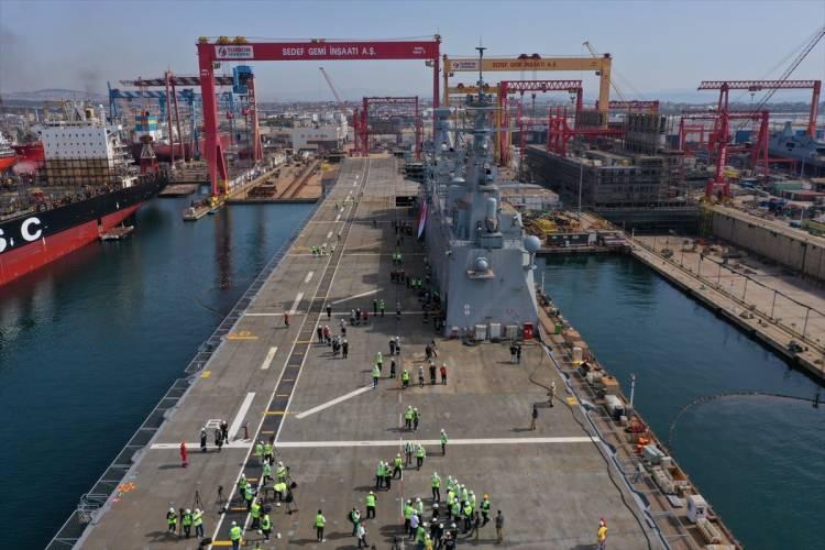 <p>KITALAR ARASI GÖREVLERE ÇIKABİLECEK</p>
<p>Türk donanmasının ihtiyaçları doğrultusunda başlatılan LHD Anadolu projesinde tam donanımlı 8 helikopter bulundurularak bir tabur tam teşekküllü askerin istenilen bölgeye sevkini sağlayabilecek. </p>
