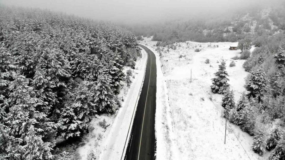 <p><em><strong>Kar yağışının görüldüğü karayollarında karla mücadele ekipleri kar küreme ve tuzlama çalışması gerçekleştirdi.</strong></em><br />
<br />
Meteoroloji 12. Bölge Müdürlüğü ekiplerince yapılan son değerlendirmeye göre, bölge genelinde hava parçalı çok bulutlu, Ardahan ve çevresi sabah saatlerinde aralıklı karla karışık yağmur ve yüksekler kar yağışlı olarak geçecek. Sabah saatlerinde yer yer pus ile buzlanma ve don olayının görüleceği tahmin ediliyor.</p>