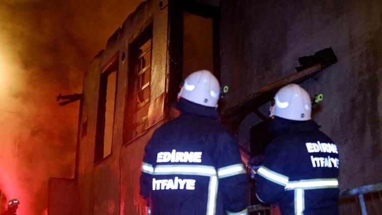 <p>Edirne'nin Babademirtaş Mahallesi, Hocaki Sokak'ta bulunan "2. Grup Korunması Gerekli Kültür Varlığı" vasfındaki tarihi konakta yangın çıktı. İhbar üzerine olay yerine çok sayıda itfaiye, ambulans ve polis ekibi sevk edildi.</p>
