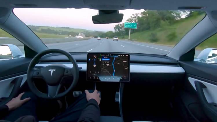 <p>Tesla CEO'su, Twitter'ın yeni sahibi Elon Musk, Tesla'nın tam otonom sürüş özelliğinin Kuzey Amerika'da aktif olacağını sosyal medya hesabından paylaşarak duyurdu.</p>

<p> </p>
