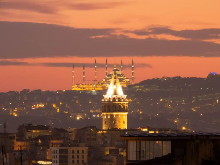 <p>Ayın en güzel halini çekmeye çalışan bir çok fotoğrafçı zaman zaman astrolojik verilerden yardım alıyor kimi zamanda farklı programlar kullanıyor. </p>