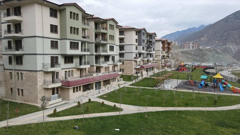 <p>Başlatılan ağaçlandırma çalışmaları ile birkaç yıl içerisinde yeni Yusufeli ilçesi yemyeşil bir görünüme kavuşmuş olacaktır. DSİ tarafından bugüne kadar 14.250 adet ağaç dikilmiş, 27.550 m2 çim serilmiş olup, çalışmalar devam etmektedir.<br />
İçmesuyu isale hattı ve artıma tesisi yapılmıştır. 130 km enerji nakil hattı yapılmıştır.</p>