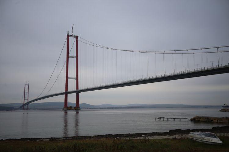 <p>770'er metre kenar açıklıklarla toplam 3 bin 563 metre uzunluğundaki köprü, 365 ve 680 metrelik yaklaşım viyadükleriyle toplam 4 bin 608 metre geçiş uzunluğuna sahip.</p>
