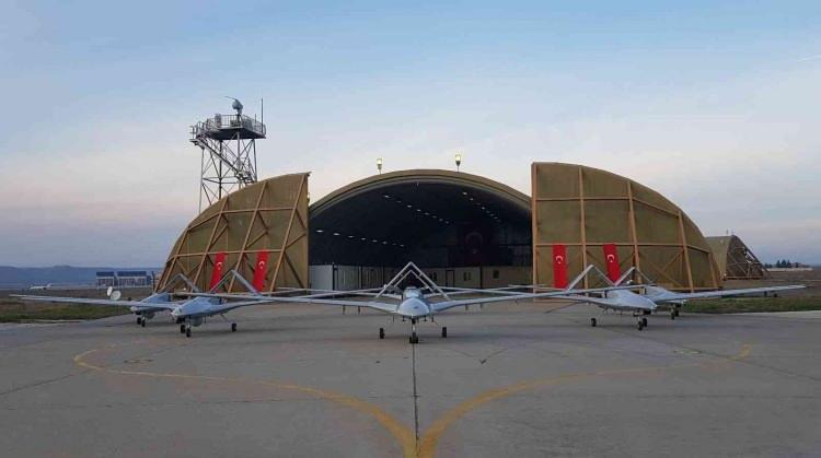 <p><strong>KARABAĞ'IN KURTARILMASINDA ROL OYNADI</strong></p>
<p>Barış Pınarı Harekatı'nda TSK'nın keşif gözetleme kabiliyetlerini büyük oranda artırarak başarıya ulaşılmasına katkı sağlayan Bayraktar TB2 SİHA'lar aynı zamanda harekat boyunca birçok hedefi başarıyla imha etti. Bahar Kalkanı Harekatı'nda ise ilk defa filolar halinde uçarak birçok zırhlı araç, obüs, Çok Namlulu Roketatar (ÇNRA) ve hava savunma sistemini imha etti.</p>