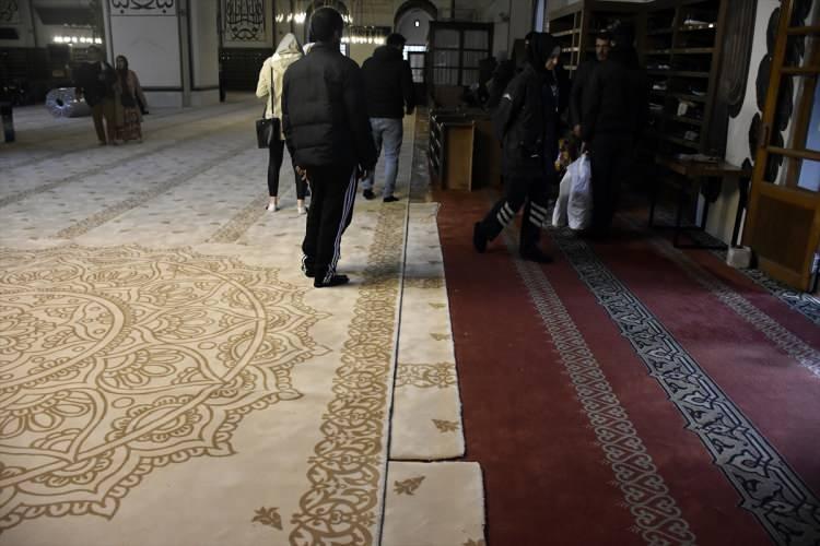 <p>Bursa'da Osmanlı sanatının bütün özelliklerini barındıran, Türk ve İslam dünyasının en çok bilinen ibadethaneleri arasındaki Ulu Cami'nin halıları değiştiriliyor.</p>
