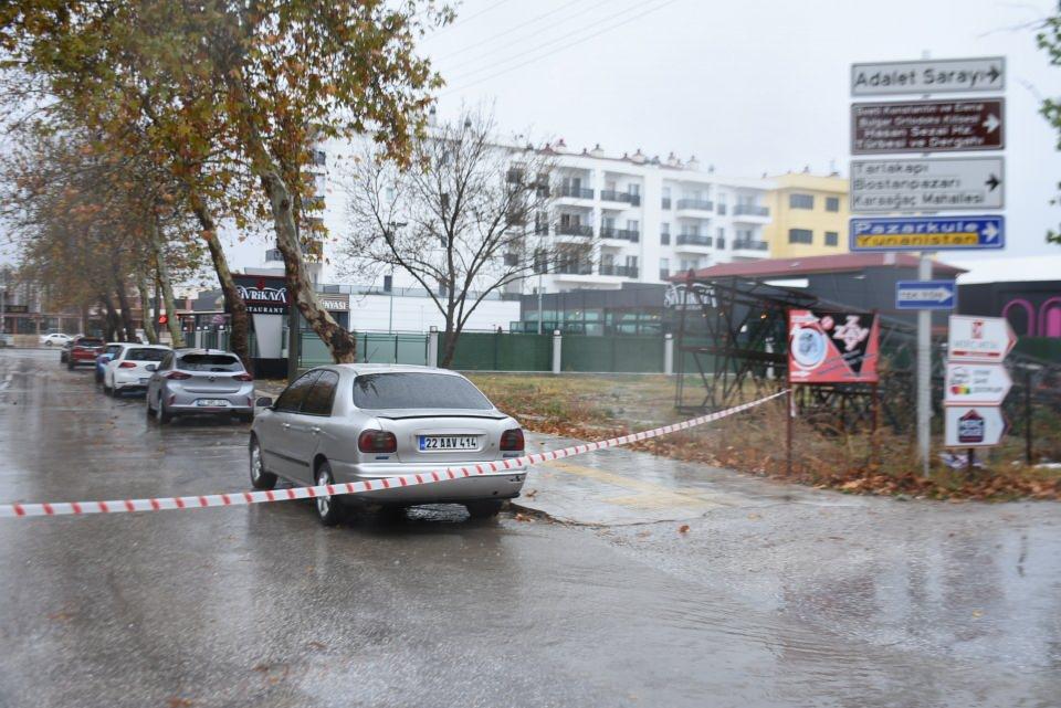 <p>Sürücülerin araçlarıyla ilerlemekte zorlandığı cadde, şerit çekilerek trafiğe kapatıldı. </p>
