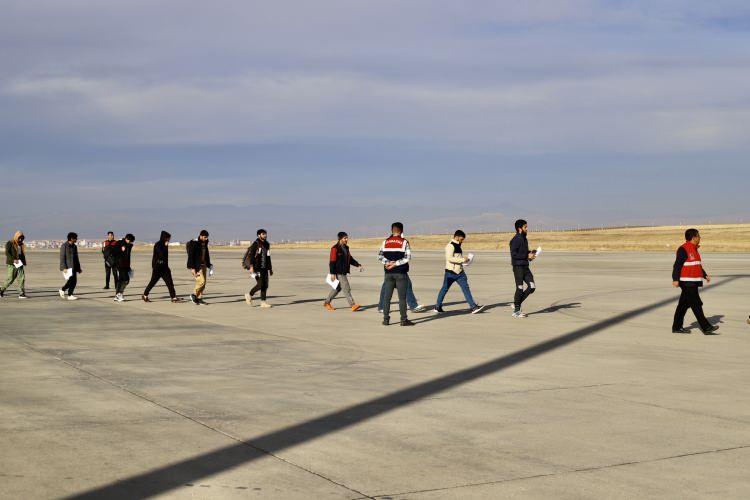 <p>Ağrı'da güvenlik güçleri tarafından yakalandıktan sonra İl Göç İdaresine bağlı Geri Gönderme Merkezinde tutulan 136 Afgan göçmen, İl Göç İdaresi ekiplerinin koordinesinde ve jandarma eşliğinde Ağrı Ahmed-i Hani Havalimanına getirildi.</p>
