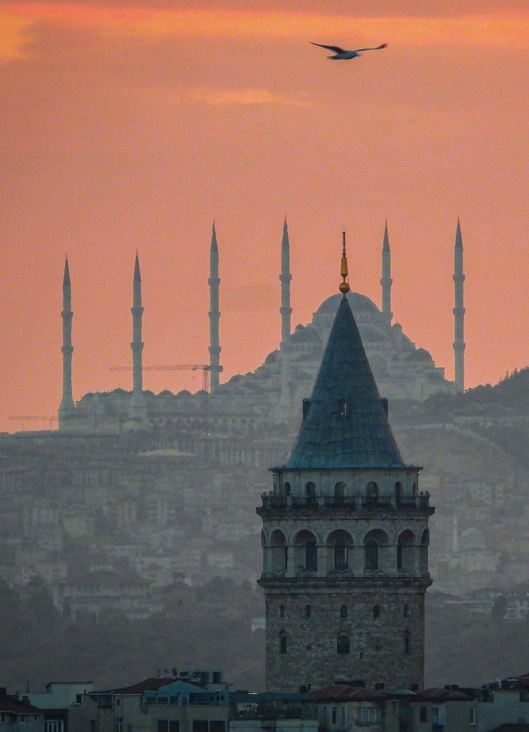 <p> İzmir’de yaşayan ve daha önce farklı konular ve hikayeler ile ay fotoğrafları çeken fotoğraf sanatçısı İsa Turan; Çamlıca Camii, Galata Kulesi ve hilali aynı karede görüntüledi.</p>