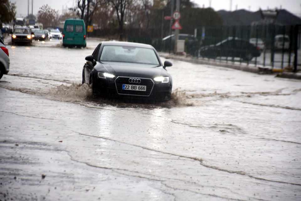 <p>Edirne İstasyon Mahallesi'nde etkili olan sağanak nedeniyle İstasyon Caddesi'ni su bastı. </p>
