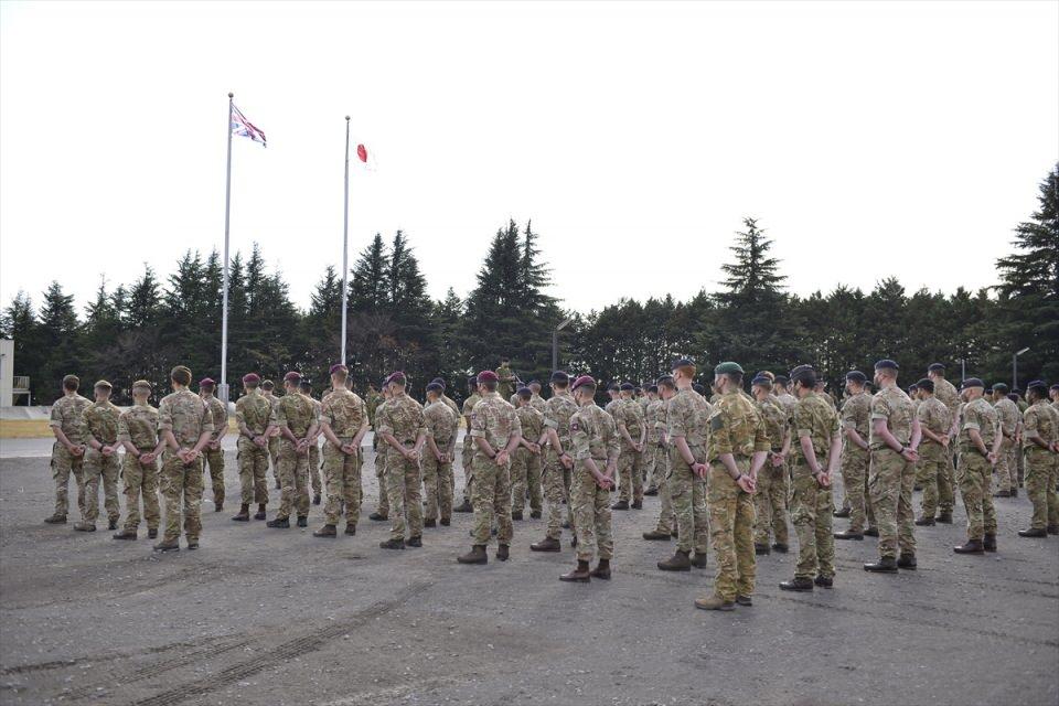 <p>Japonya Kara Öz Savunma Kuvvetleri (JGSDF) ve İngiliz Ordusu “VIGILANT ISLES 22” Japonya'nın Gunma kentinde 22-30 Kasım arasında sürecek olan ikili saha eğitimi tatbikatının açılış törenine katıldı.</p>
<p> </p>