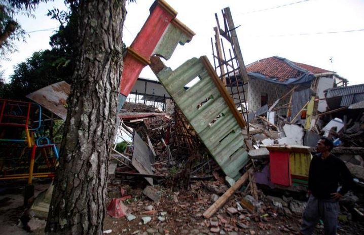 <p>Yetkililer, 13 bin kişinin tahliye edildiğini ve depremde en az 2 bin 200 evin zarar gördüğünü duyurdu.</p>
