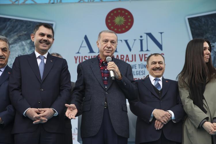 <p>Ülkenin ilk 80 yılında sahip olabildiği tünel uzunluğunun 50 kilometre olduğunu söyleyen Erdoğan, bugün sadece Yusufeli'nin yeni yerleşimi için yaptıkları tünellerin uzunluğunun 62 kilometreyi bulduğunu vurguladı.</p>