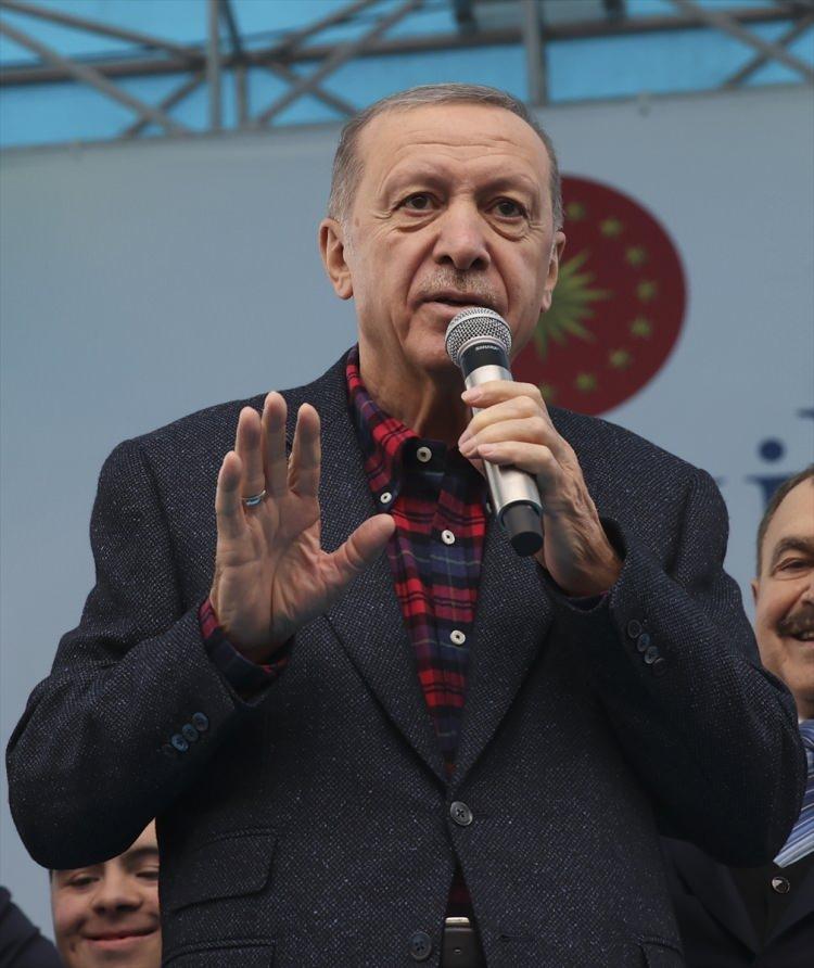 <p><strong> "Türkiye, bölgesel liderliği aşıp küresel düzeyde söz sahibi olma konumuna gelmiştir"</strong></p>
<p>Yaklaşık 11 yıl önce "2023 Hedefleri" sözüyle milletin huzuruna çıkarken birilerinin dudak büktüğünü, kendi akıllarınca dalgalarını geçtiğini ifade eden Erdoğan, "Aradan geçen yıllarda her ne kadar birileri sürekli enerjimizi ve vaktimizi heba etmek için çabalasa da Türkiye, bölgesel liderliği aşıp küresel düzeyde söz sahibi olma konumuna gelmiştir." dedi.</p>