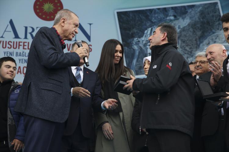 <p>Törende, yapımı tamamlanan TOKİ konutlarının anahtar teslimi de gerçekleştirildi.</p>