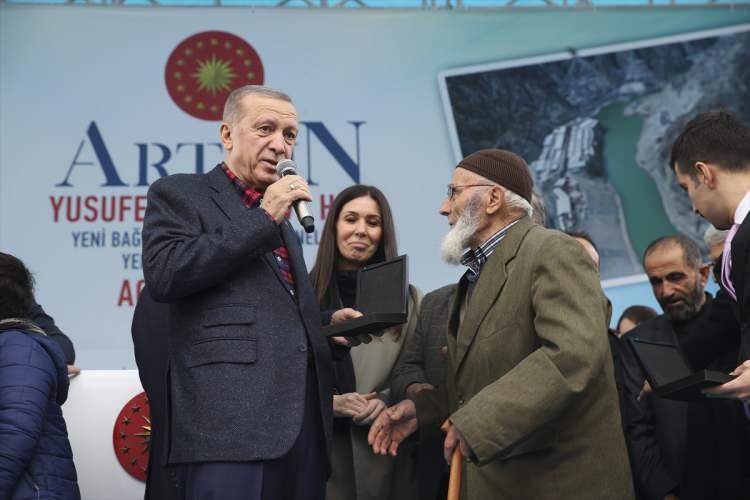 <p>Törende, yapımı tamamlanan TOKİ konutlarının anahtar teslimi de gerçekleştirildi.</p>