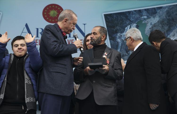 <p>Törende, yapımı tamamlanan TOKİ konutlarının anahtar teslimi de gerçekleştirildi.</p>