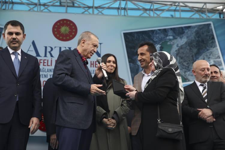 <p>Törende, yapımı tamamlanan TOKİ konutlarında oturacak olan altı aileye anahtar teslimi gerçekleşti.</p>