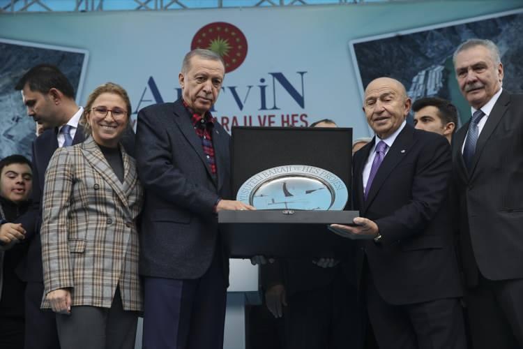<p> LİMAK Holding Yönetim Kurulu Başkanı Nihat Özdemir (sağ 2), Cumhurbaşkanı Recep Tayyip Erdoğan'a günün anısına hediye takdim etti.</p>
