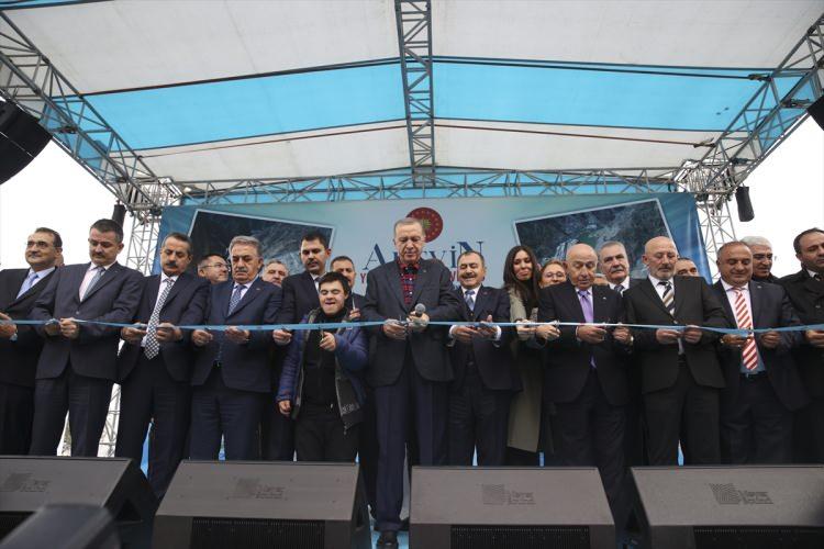 <p>Cumhurbaşkanı Recep Tayyip Erdoğan, Yusufeli Barajı’nın, yollarının ve yeni yerleşim yerinin açılışını beraberindeki bakanlar, yüklenici firma yetkilileri ve 15 yaşındaki down sendromlu Salih Çolak isimli çocukla birlikte yaptı.</p>
