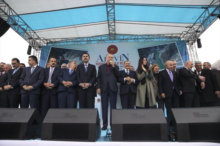 <p>Erdoğan’a Yusufelililer yoğun sevgi gösterisinde bulunurken, evlere astıkları pankartlarla da kendisine moral verdiler.</p>
