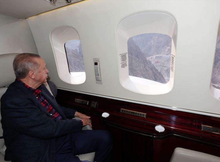 <p>Cumhurbaşkanı Recep Tayyip Erdoğan, "Yusufeli Barajı ve HES, Yeni Bağlantı Yolları ve Tünelleri ile Yeni Yerleşim Bölgesi Açılış Töreni"ne katılmak üzere Artvin'in Yusufeli ilçesine helikopterle geldi.</p>

<p> </p>
