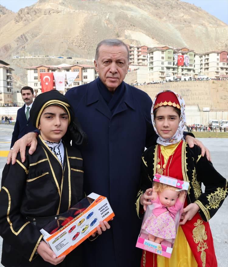 <p>Cumhurbaşkanı Erdoğan, çocuklar tarafından karşılandı.</p>
