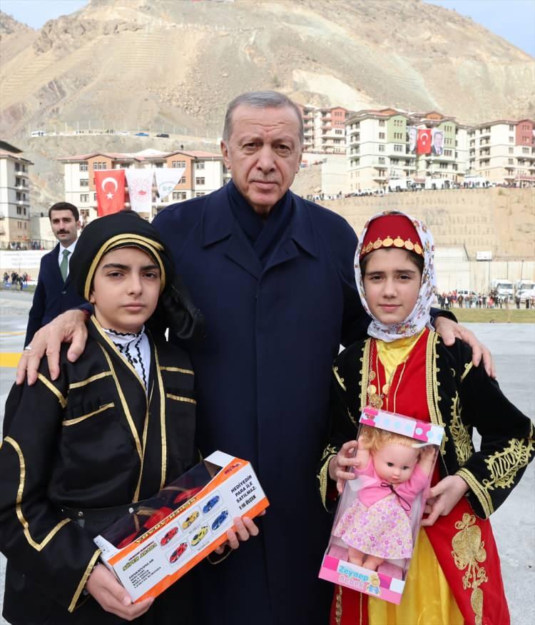 <p>Cumhurbaşkanı Erdoğan, çocuklar tarafından karşılandı.</p>