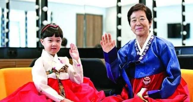 <p><strong>Gerçek Ayla Kim Eunja ve filmde onu canlandıran küçük yıldız Kim Seol biraraya geldi.</strong></p>