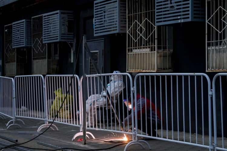 <p>Covid-19 salgınları nedeniyle kısmi karantina uygulanan bölgelerin GSYH'nin yaklaşık yüzde 21,1'ini oluşturduğuna dikkat çekilen raporda, birkaç hafta içinde bu oranın yüzde 30'a çıkmasının beklendiği kaydedildi.</p>