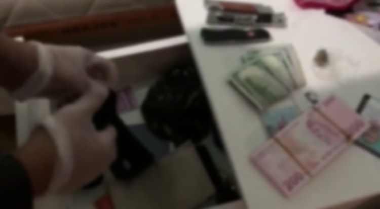 <p>İşlemlerinin ardından adliyeye sevk edilen 2 şüpheli tutuklandı.</p>