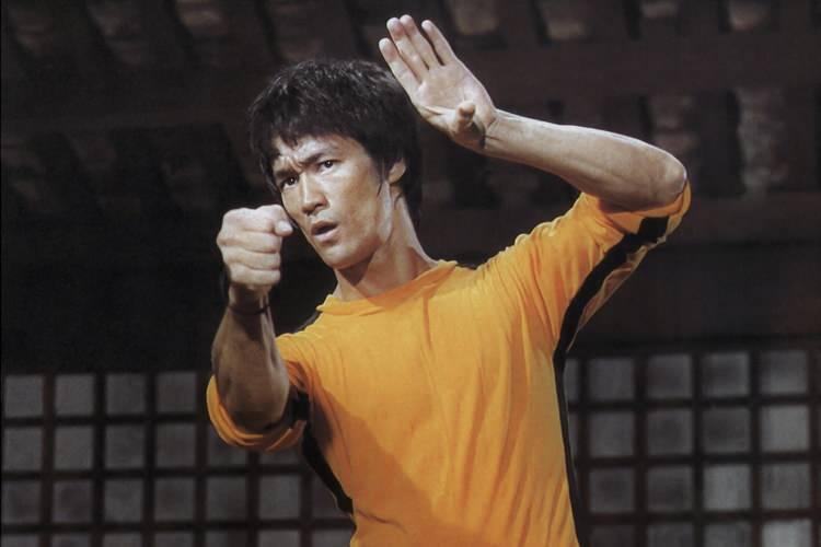 <p><span style="color:#FF0000"><strong>Tüm zamanların en ünlü dövüş sanatçılarından biri olarak hafızalarda yer edinen usta aktör Bruce Lee'nin ölümüyle ilgili yıllar sonra yeni bilgiler ortaya çıktı. Konu hakkında yayınlanan makaleye göre; usta aktörün başına ne geldiyse 'su'dan gelmiş olabilir.</strong></span></p>
