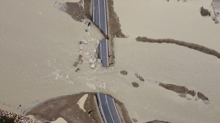 <p>Bartın'da 27 Haziran'daki selde Kozcağız belde merkezindeki 100 metre uzunluğunda ve 10 metre genişliğindeki köprü yıkılmış, köprünün yeniden inşası için köprünün yıkım ve inşaat çalışmalarına başlanmıştı.</p>