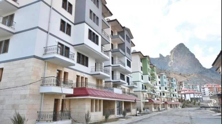 <p>Geleneksel mimariye uygun olarak inşa edilen yapılarıyla çok modern bir Yusufeli inşa edilmiştir. Yusufeli ilçesi yeni yerleşim yerinin hazırlanması için 25 milyon m³ dolgu imalatı ile 16 adet dolgu barajı oluşturulmuştur.<br />
</p>
<p> </p>