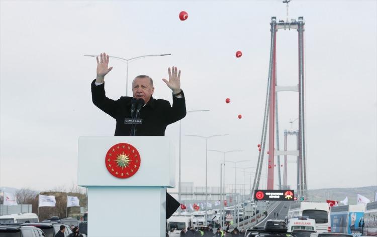 <p>Çanakkale Köprüsü nasıl olduysa Kanal İstanbul da öyle olacak. Engellemeseydiler Marmaray 4 yıl erken bitecekti. Yusufeli Barajı'nı yaptık. Tamamen milli bütçeyle yaptık. 35 milyara mal oldu. Her yıl 5 milyar geri dönüş olacak. 7 yılda kendini finanse edecek. Bay Kemal'in aklı buna ermez.</p>
