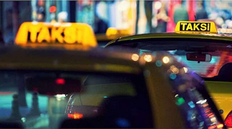 <p><strong>26 yaşındaki model Deniz Sarı Beşiktaş'ta bindiği takside mahsur kaldı. Gideceği mesafe kısa olduğu için taksici iddiaya göre iki arkadaşa ters davranmaya ve söylenmeye başladı.  Taksici Fikret S.'nin alkollü olduğunu, kendilerini araçtan indirmediğini öne sürdü.</strong></p>
