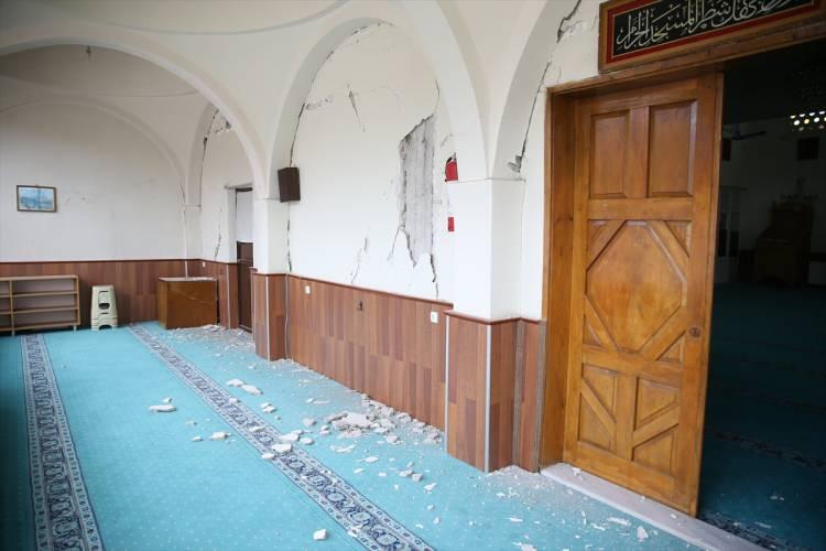 <p><strong>İLÇEDEKİ CAMİ HASAR GÖRDÜ</strong></p>
<p>Düzce'nin Gölyaka ilçesinde meydana gelen 5,9 büyüklüğündeki deprem nedeniyle ilçedeki Fatih Camisinde hasar oluştu.</p>
<p> </p>