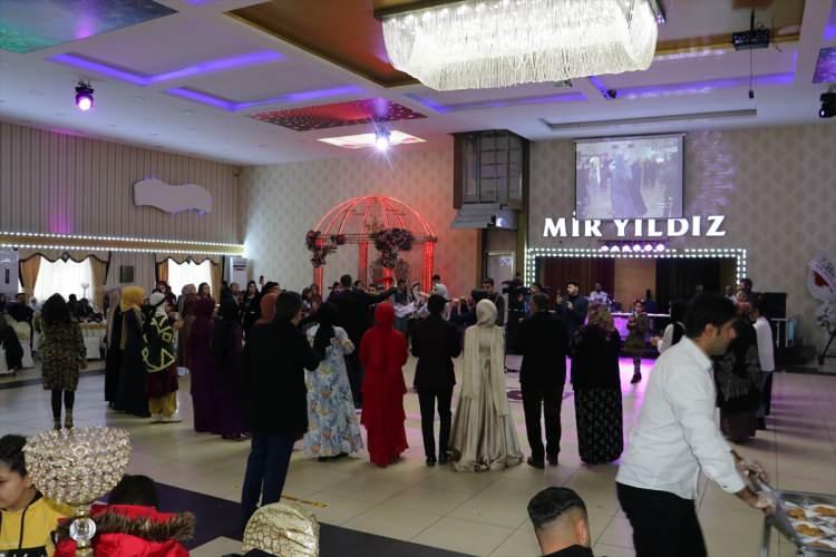 <p>HDP il binası önünde 3 Eylül 2019'da oturma eylemi başlatan 3 anneden biri olan Biçer, eşi Rauf Biçer ile aylar süren mücadeleleri sonucu güvenlik güçlerine teslim olduktan sonra 29 Temmuz 2021'de kavuştuğu oğlu için bir <strong>düğün salonunda </strong>nişan yaptı.</p>

