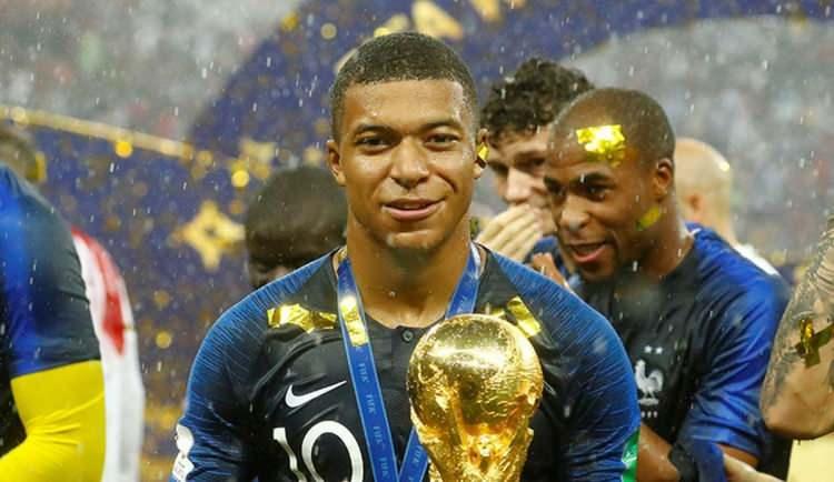 <p>11 - Kylian Mbappe (Fransa)<br />
<br />
- 19 yıl, 06 ay, 01 gün,<br />
<br />
​- 2018 Dünya Kupası / Peru'ya attı</p>
