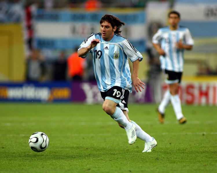 <p>5 - Lionel Messi (Arjantin)<br />
<br />
- 18 yıl 11 ay 23 gün<br />
<br />
​- 2006 Dünya Kupası / Sırbistan'a attı</p>
