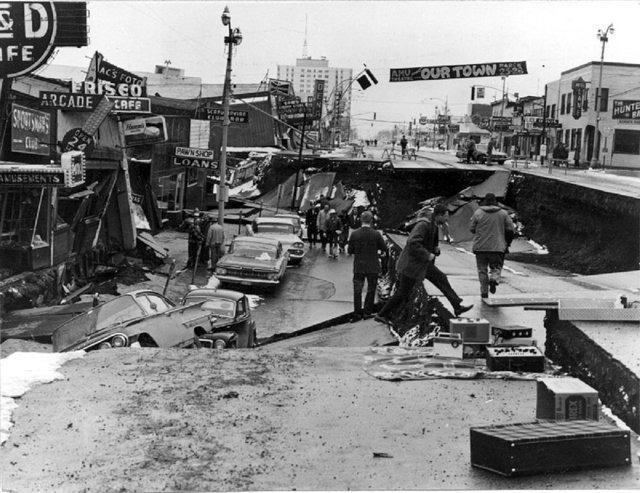<p><strong>9,2 ALASKA - 28 MART 1964 </strong></p>
<p> </p>
<p>Alaska'da 28 Mart 1964'te meydana gelen 9,2 büyüklüğündeki deprem, en şiddetli ikinci deprem olarak kayıtlara geçti. 3 dakika süren deprem, tsunamiyi tetikledi.</p>
<p> </p>
<p>Sarsıntı ve ardından oluşan dev dalgalar, 128 kişinin hayatını kaybetmesine sebep olurken yaklaşık 310 milyon dolarlık hasar oluşturdu.</p>