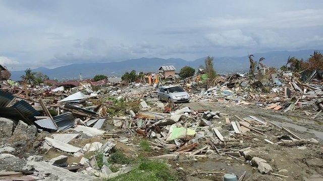 <p><strong>9,1 ENDONEZYA - 26 ARALIK 2004 </strong></p>
<p> </p>
<p>26 Aralık 2004'te Hint Okyanusu’nda Sumatra Adası’nın açıklarında meydana gelmiş olan bu deprem, toplam 40 ülkede yaklaşık 230 bin kişinin ölümüne yol açarak 21. yüzyıla damgasını vurdu.</p>
<p> </p>
<p>9,1 ila 9,3 olan büyüklüğüyle, bir sismografla kaydedilmiş olan bugüne kadarki en büyük üçüncü depremdi. Süresi 8.3 dakika ile 10 dakika arasında değişen deprem, bugüne kadar görülmüş en uzun süreye sahipti ve tüm gezegeni 1 cm hareket ettirdi. Alaska'ya kadar depremleri tetikledi. İçmerkezi Simeulue ile Sumatra arasındaydı. </p>