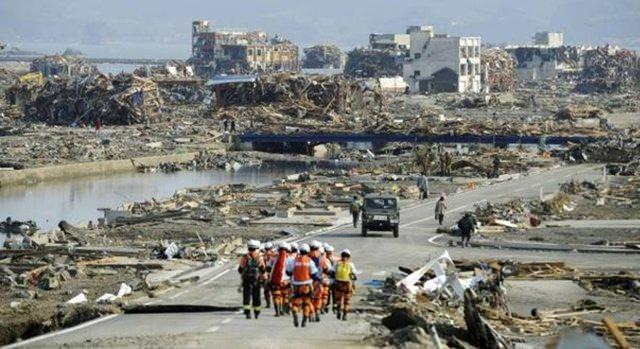 <p><strong>9,1 JAPONYA - 11 MART 2011</strong></p>

<p> </p>

<p>Deprem, 11 Mart 2011’de Japonya’nın kuzeydoğusundaki Honshu kıyılarının açıklarında, 24 km derinlikte, 9,1 büyüklüğünde meydana geldi.</p>

<p> </p>

<p>Bu deprem, Japonya’nın aletsel olarak kaydedilmiş en büyük depremi olmasının yanı sıra, dünyada 1900’lerden beri kaydedilmiş en büyük beş deprem arasında yer alıyor. </p>

<p> </p>

<p>Japon hükümeti, felaketi resmi olarak "Büyük Doğu Japonya depremi" olarak adlandırdı. Deprem sonrasında bölgede yüksekliği 37.9 metreye varan tsunami dalgaları meydana geldi.</p>

<p> </p>

<p>Tsunami ülkede çok büyük zarara yol açtı. Depremde 15.900 kişi hayatını kaybetti ve 2.531 kişi hâlen kayıp olarak belirtiliyor. </p>
