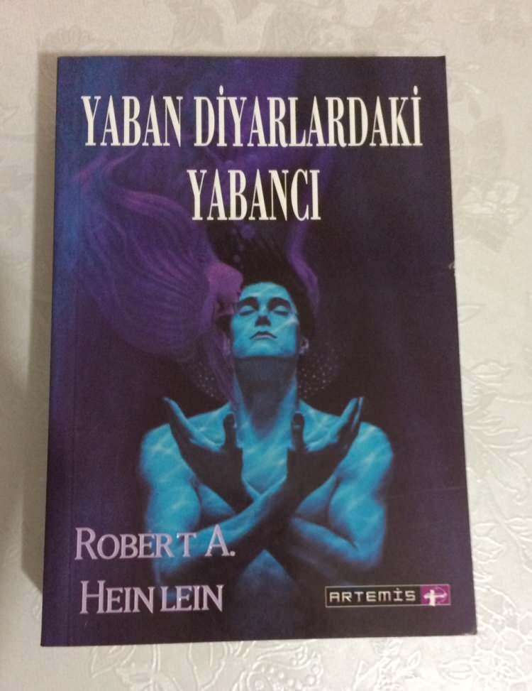 <p>1961 çıkışlı bu eser, Mars'ta dünyaya gelen ve oranın yerlileri tarafından büyütülen bir karakterin hikayesini konu ediniyor.</p>