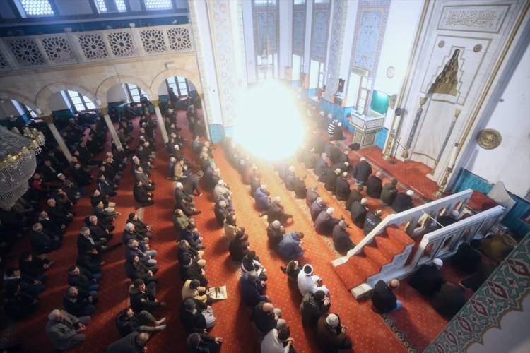 <p>Düzce'de 12 Kasım 1999'da meydana gelen afette de hasar gören Cedidiye Camisi'de imam, cuma hutbesini minberin sağlam kalan üç merdivenine çıkarak okudu.</p>
