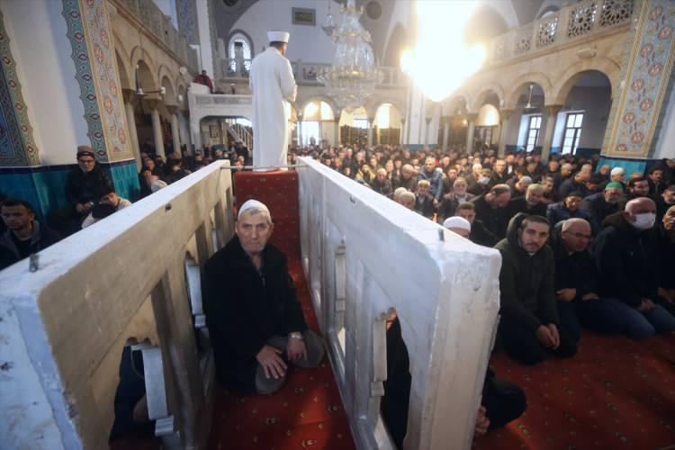 <p>Vatandaşlar, hasar tespit çalışmalarında sadece minberi yıkıldığı belirlenen camiyi, cuma namazında doldurdu.</p>