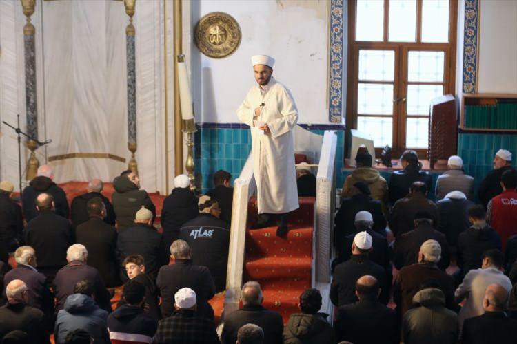<p>Depremin ardından ilk cuma namazının kılındığı camide, yıkılan bölümün emniyet şeridiyle kapatıldığı görüldü.</p>